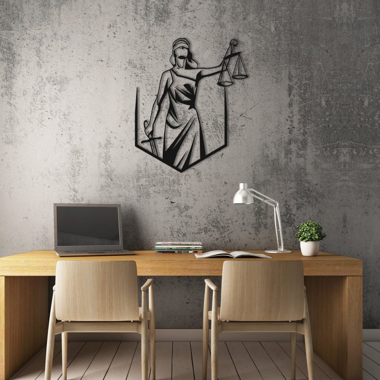art mural en bois d'une femme de justice pour avocat et juge