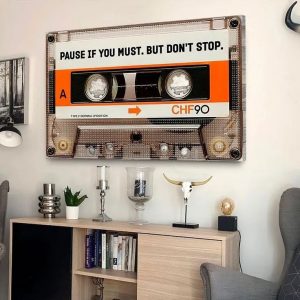 tableau de cassette vintage en orange et blanc et noir