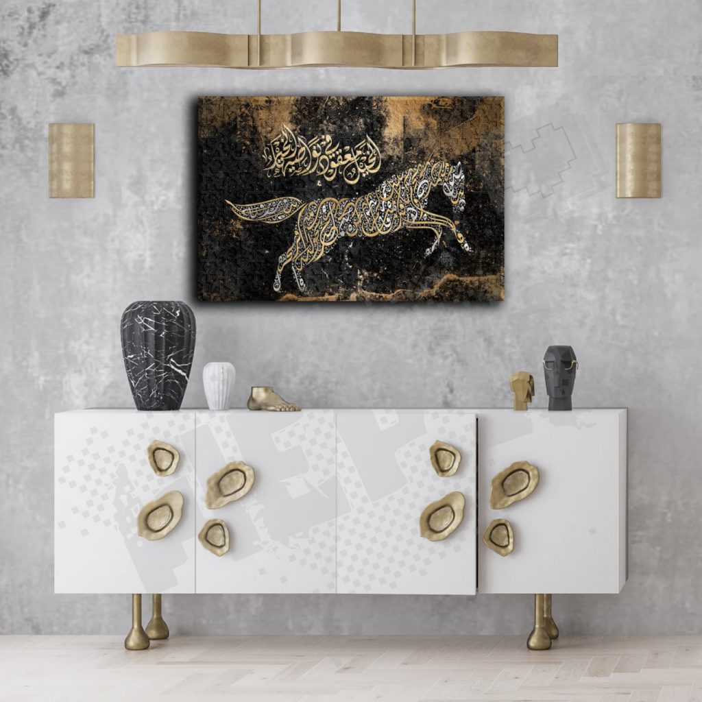 tableau noir et dorè d'un cheval avec calligraphie arabe