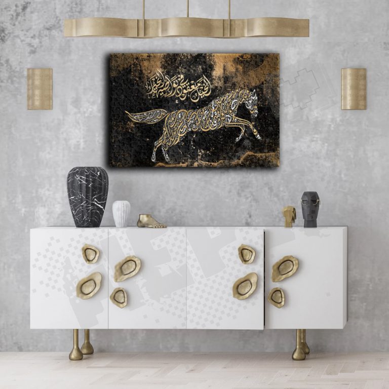 tableau noir et dorè d'un cheval avec calligraphie arabe