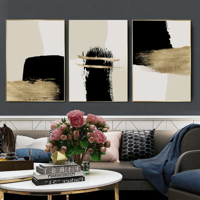3 tableaux en beige avec du doré et noir