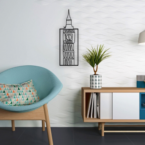 Une imposante horloge Big Ben en bois noir orne le mur de la chambre, capturant avec précision le passage silencieux du temps