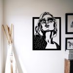 femme avec des lunettes de soleil decoration mural -opticien-