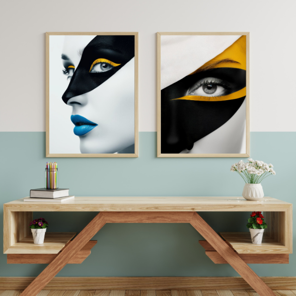 Peinture Moderne Femme aux Lèvres Bleues et Accents Dorés – Image 2
