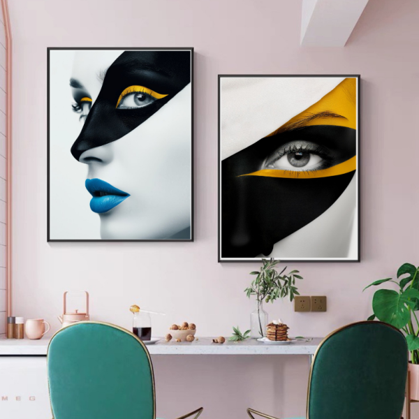 Peinture Moderne Femme aux Lèvres Bleues et Accents Dorés – Image 3