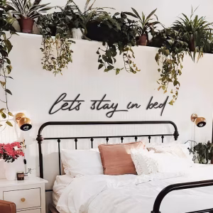 Art mural en bois "Restons au lit" – idéal pour votre chambre.