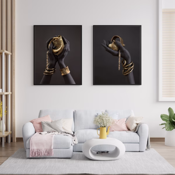 Tableau décoratif mains avec bijoux dorés – Image 3